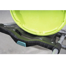 Farbeimer auf einer Eimerhalterung