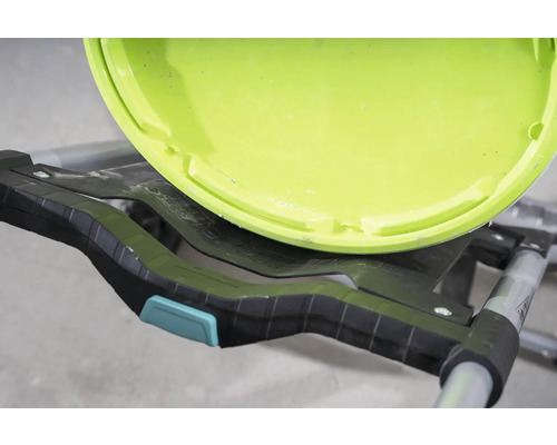 Farbeimer auf einer Eimerhalterung