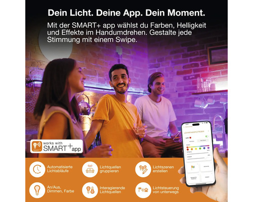 Trois personnes dans une pièce avec éclairage intelligent. Une application affiche le réglage de l intensité, le choix des couleurs et les scènes.