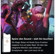 Personnes faisant la fête avec des effets de lumière, smartphone avec application de contrôle pour rubans LED avec synchronisation musicale.