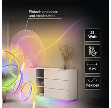 Ruban LED flexible de 5 mètres et 21 Watts dans un salon, contrôlable par télécommande, montage facile par collage.
