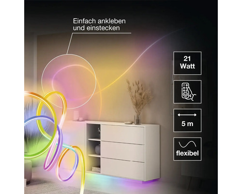 Ruban LED flexible de 5 mètres et 21 Watts dans un salon, contrôlable par télécommande, montage facile par collage.