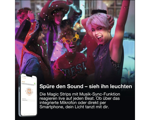 Personnes dansant à une fête avec des effets de lumière et application smartphone pour contrôler les rubans LED par synchronisation musicale.