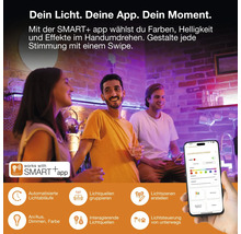 Trois personnes dans une pièce avec éclairage intelligent. Une application affiche le réglage de l intensité, le choix des couleurs et les scènes.