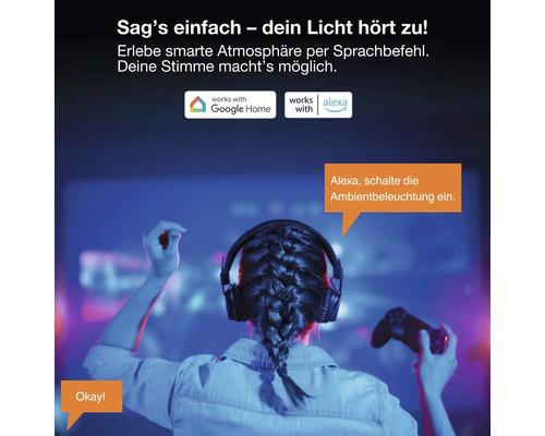Personne avec casque et manette contrôlant l'éclairage intelligent par commande vocale. Logo Google Home et Logo Alexa sont visibles.