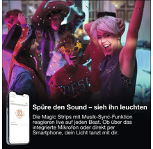 Personnes dansant à une fête avec des effets de lumière et application smartphone pour contrôler les rubans LED par synchronisation musicale.