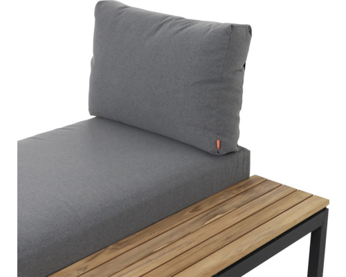 Moderne Gartenlounge mit grauen Sitz- und Rückenkissen, seitlicher Ablage aus Holzlatten und einem schwarzen Metallgestell.