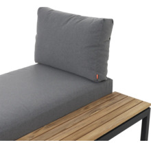 Gartenlounge mat groe Sëtz- a Réckekëssen, säitlecher Holzoflo a schwaarzem Metallkader.