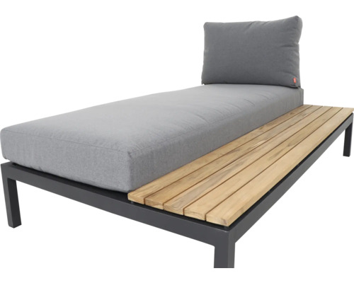 Gartenliege mit schwarzem Aluminiumgestell, Ablagefläche aus Holz und grauen Kissen.
