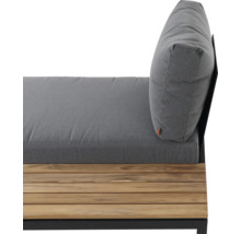Nahaufnahme eines Garten-Lounge-Sofas mit Holzuntergestell und grauen Sitz- sowie Rückenkissen.