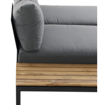 Detailansicht eines Loungesofas mit grauen Polstern, einer hellbraunen Holzbelattung und einem schwarzen Metallgestell.