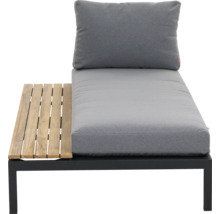 Garten-Loungemöbel mit grauen Polstern, schwarzem Metallgestell und integrierter Seitenablage aus Holzlatten.