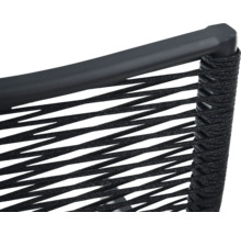 Gros plan d'une chaise de jardin avec tressage en corde et cadre en métal noir.