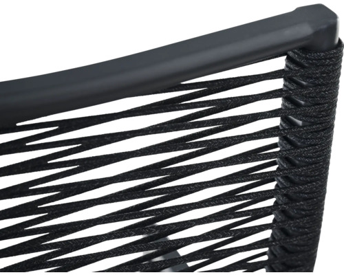 Gros plan d'une chaise de jardin avec tressage en corde et cadre en métal noir.