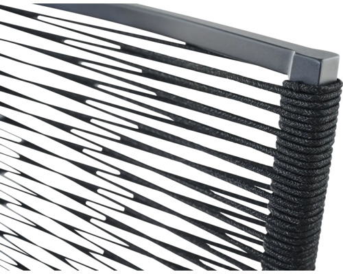 Détail d'un dossier avec cordage noir sur un cadre métallique pour chaises de jardin.