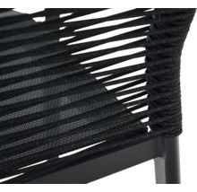 Gros plan d une chaise de jardin noire avec cordage tressé et structure en métal.