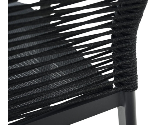 Gros plan d une chaise de jardin noire avec cordage tressé et structure en métal.
