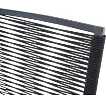 Détail de chaise de jardin avec tressage en corde et cadre métallique.