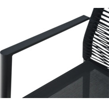 Détail d'une chaise de jardin avec accoudoir plat, assise en filet et dossier en corde tressée noire.