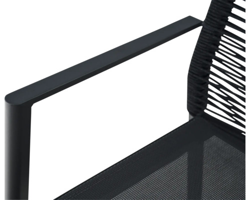 Détail d'une chaise de jardin avec accoudoir plat, assise en filet et dossier en corde tressée noire.