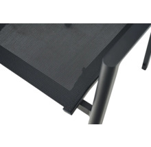 Vue rapprochée d une chaise de jardin avec assise en textilène et structure en métal.