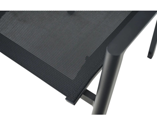 Vue rapprochée d une chaise de jardin avec assise en textilène et structure en métal.