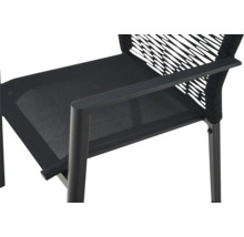 Détail d'une chaise de jardin noire avec assise en mesh, dossier en corde tressée et accoudoir.