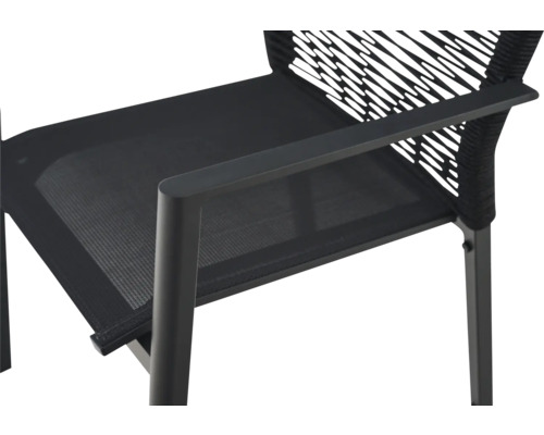 Détail d'une chaise de jardin noire avec assise en mesh, dossier en corde tressée et accoudoir.