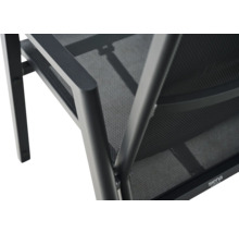 Détail d'une chaise de jardin Siena Garden avec structure en aluminium et revêtement en maille. Siena Garden Logo.