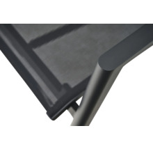 Detail d une chaise de jardin avec cadre en metal anthracite et tissu en maille.