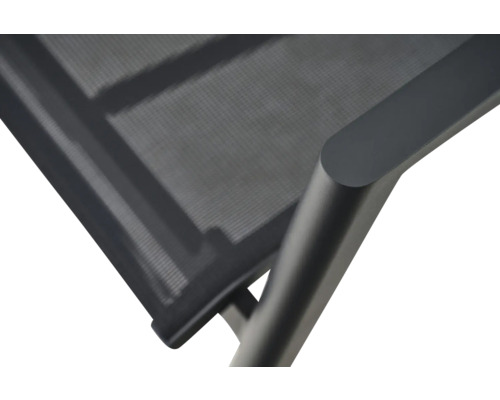 Detail d une chaise de jardin avec cadre en metal anthracite et tissu en maille.