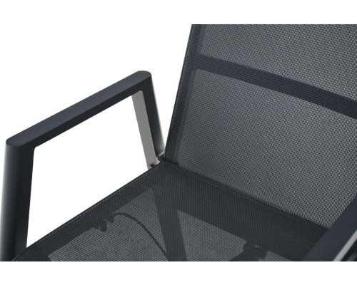 Vue rapprochée d'une chaise de jardin gris anthracite avec structure en métal et revêtement en maille, avec accoudoir.
