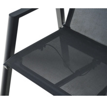 Vue détaillée d'une chaise de jardin avec assise en textile mesh et accoudoir en aluminium.