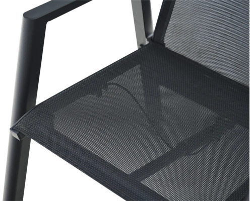 Vue détaillée d'une chaise de jardin avec assise en textile mesh et accoudoir en aluminium.