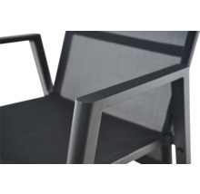Vue détaillée d'un accoudoir et du cadre d'une chaise de jardin en aluminium avec revêtement textile.
