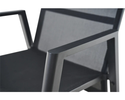 Vue détaillée d'un accoudoir et du cadre d'une chaise de jardin en aluminium avec revêtement textile.