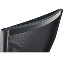 Détail du dossier incurvé de chaise de bureau avec maille respirante.