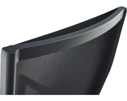 Détail du dossier incurvé de chaise de bureau avec maille respirante.
