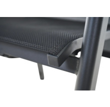 Vue détaillée de l'assise d'une chaise de jardin avec tissu en maille et cadre métallique.