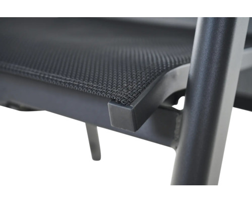 Vue détaillée de l'assise d'une chaise de jardin avec tissu en maille et cadre métallique.