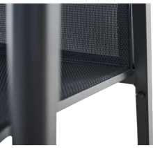 Vue détaillée d'une chaise avec assise et dossier en tissu mesh et une structure en métal.