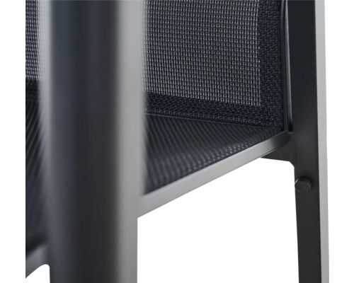 Vue détaillée d'une chaise avec assise et dossier en tissu mesh et une structure en métal.