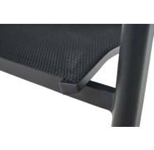 Gros plan d une chaise de jardin avec un tissu en textilène noir et une structure en métal.