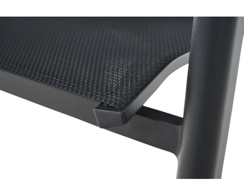 Gros plan d une chaise de jardin avec un tissu en textilène noir et une structure en métal.