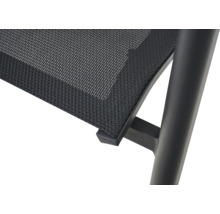 Vue détaillée de l'assise d'une chaise de jardin en toile textilène et structure métallique.