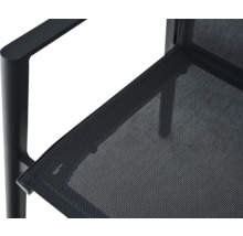 Vue rapprochée d'une chaise de jardin avec cadre en aluminium noir et tissu textilène.