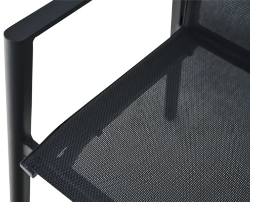 Vue rapprochée d'une chaise de jardin avec cadre en aluminium noir et tissu textilène.