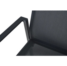 Vue détaillée d'une chaise de jardin avec revêtement en maille noire et accoudoir en métal.