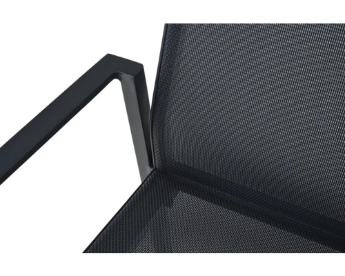 Vue détaillée d'une chaise de jardin avec revêtement en maille noire et accoudoir en métal.