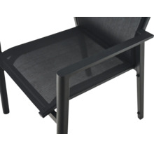 Détail d'une chaise de jardin avec structure en métal foncé et revêtement en textile noir sur l'assise et l'accoudoir.